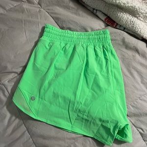Size 14 lulu hi rise 2.5 inch hotty hot shorts